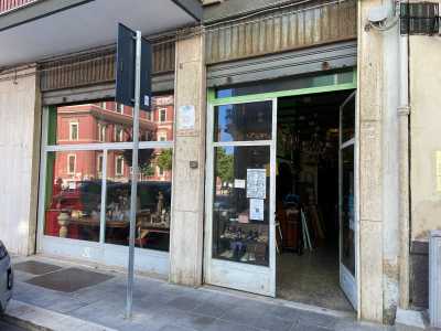 Concludiamo il nostro viaggio in via Petrelli, una traversa di via Crisanzio, dove al numero 6 � situata l�ultima delle attivit� senza nome: il mercatino dell�usato del 71enne Vito Manzari

